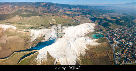 Drone aérien vue panoramique de ancien Hierapolis ruines et des terrasses en travertin blanc à côté de la ville de Denizli à Pamukkale, Turquie Banque D'Images