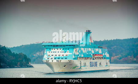 Le bleu et blanc approche du port de navires de croisière à Stockholm en Suède avec les passagers à bord du navire Banque D'Images