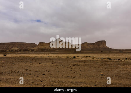 Paysage désertique sur un jour nuageux au sud-est, l'Arabie saoudite Raghabah Banque D'Images