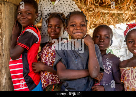 Les enfants à Tenkodogo, le Burkina Faso. Banque D'Images