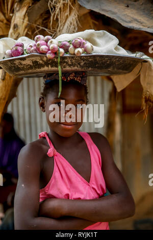 Marchande de l'oignon à Tenkodogo, le Burkina Faso. Banque D'Images