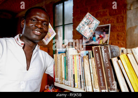 ICCV Nazemse Simon Nacoulma directeur des ONG dans la bibliothèque, Ouagadougou, Burkina Faso. Banque D'Images