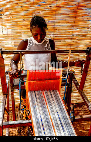 Les jeunes weaver de Koudougou, Burkina Faso. Banque D'Images
