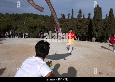 Les gens flying kite on hill, près de Thessalonique, Grèce Banque D'Images