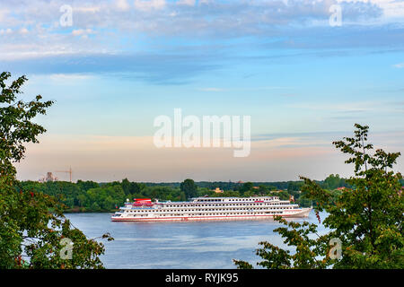 Bateau de croisière sur la Volga, près de la Volga, talus de la ville de Yaroslavl. Banque D'Images