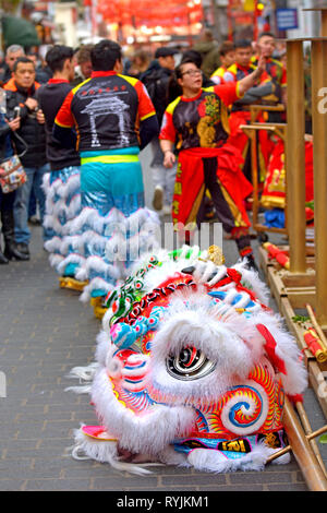 Londres, Angleterre, Royaume-Uni. Acrobates chinois pratiquant dans Gerrard Street, Chinatown, avant les célébrations du Nouvel an chinois 12 février 2019 Banque D'Images