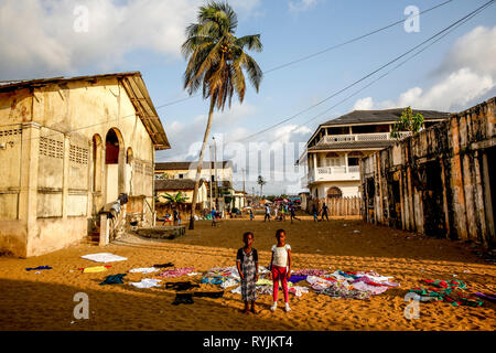 Les enfants à Grand Bassam, Côte d'Ivoire. Banque D'Images