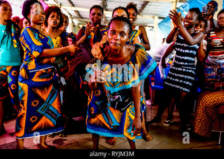 Les jeunes femmes à faire la fête le dimanche soir à Abidjan, Côte d'Ivoire. Banque D'Images