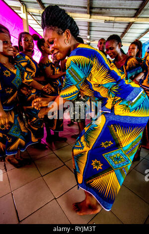 Les jeunes femmes à faire la fête le dimanche soir à Abidjan, Côte d'Ivoire. Banque D'Images