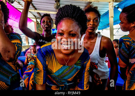 Les jeunes femmes à faire la fête le dimanche soir à Abidjan, Côte d'Ivoire. Banque D'Images