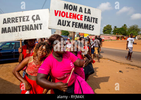 Les femmes manifestent à Dabou, Côte d'Ivoire. Banque D'Images