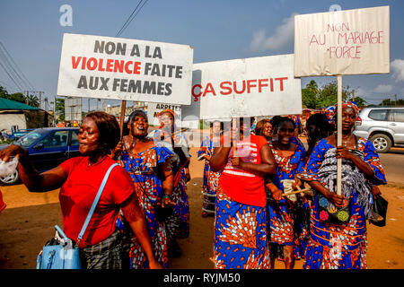 Les femmes manifestent à Dabou, Côte d'Ivoire. Banque D'Images