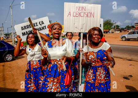 Les femmes manifestent à Dabou, Côte d'Ivoire. Banque D'Images