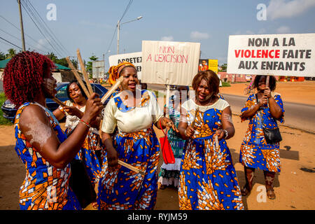 Les femmes manifestent à Dabou, Côte d'Ivoire. Banque D'Images