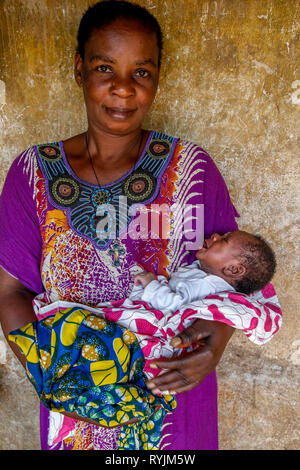 Mother holding baby près d'Abidjan, Côte d'Ivoire. Banque D'Images