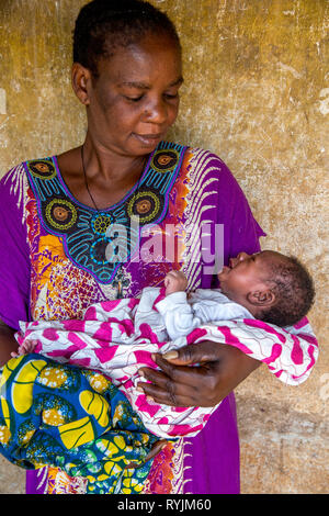 Mother holding baby près d'Abidjan, Côte d'Ivoire. Banque D'Images