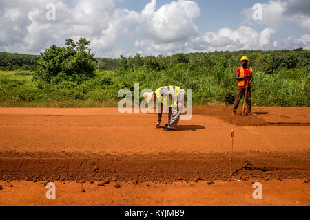 La construction de routes conçu par une société chinoise près d'Abidjan, Côte d'Ivoire. Banque D'Images