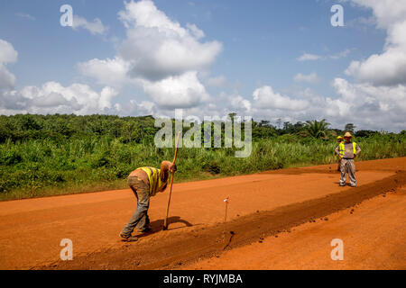 La construction de routes conçu par une société chinoise près d'Abidjan, Côte d'Ivoire. Banque D'Images