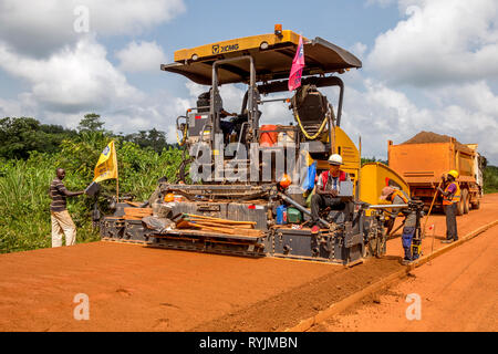 La construction de routes conçu par une société chinoise près d'Abidjan, Côte d'Ivoire. Banque D'Images