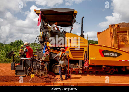 La construction de routes conçu par une société chinoise près d'Abidjan, Côte d'Ivoire. Banque D'Images