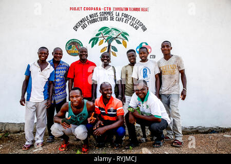 Les membres de la coopérative des planteurs de cacao dans un village près d'Abidjan, Côte d'Ivoire. Banque D'Images