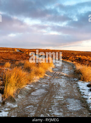 Lumière d'hiver chaud sur la piste d'Ana, une croix sur le North York Moors Banque D'Images