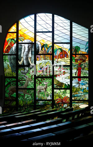 Saint Paul's cathédrale catholique, Abidjan, Côte d'Ivoire. Bancs et des vitraux. Banque D'Images