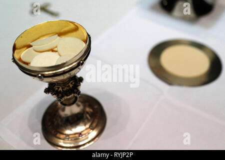 Messe catholique romaine. Eucharistie : tableau de la Parole et des Sacrements. La France. Banque D'Images