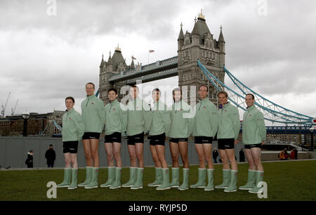 (De gauche à droite) Matthew Holland, Natan Wegrzycki-Szymczyk, Freddie Davidson, Sam Hookway, Callum Sullivan, Dara Alizadeh, Mme Bitler Grant, James Cracknell et Dave Bell durant la Boat Race annonce l'équipage et peser dans à l'Hôtel de ville de Londres. Banque D'Images