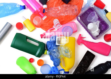 Les déchets plastiques isolated on white Banque D'Images