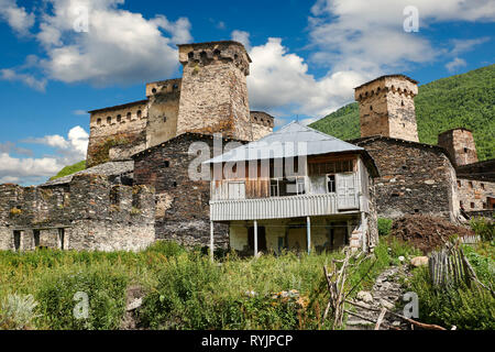 Maisons en pierre de la tour médiévale de Chazhashi Svaneti, Ushguli, Upper Svaneti, Samegrelo-Zemo Svaneti, Mestia, Georgia. Chazhashi est le village principal d'un Banque D'Images