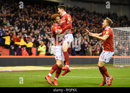 13 mars 2019, la ville, Nottingham, Angleterre ; Sky Bet Championship, Nottingham Forest v Aston Villa : Joe Lolley (23) La forêt de Nottingham saute sur Jack Colback (6) La forêt de Nottingham après avoir marqué un but pour le rendre 1-0 Crédit : Jon Hobley/News Images images Ligue de football anglais sont soumis à licence DataCo Banque D'Images