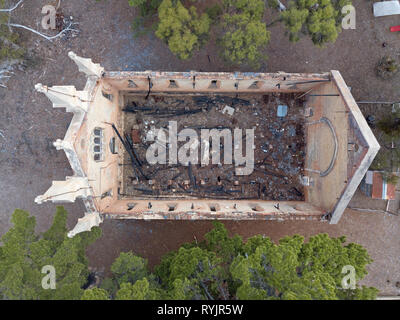 Détruit de l'intérieur de l'église vue aérienne et la structure de base des murs encore debout au sein d'un bâtiment incendié. Victoria, Australie. Banque D'Images