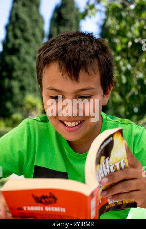 Jeune garçon de 12 ans la lecture d'un livre en Sicile (Italie). Banque D'Images