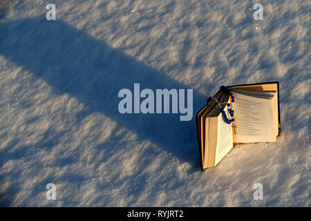 Livre de prière commune et rosaire sur la neige. La Norvège. Banque D'Images