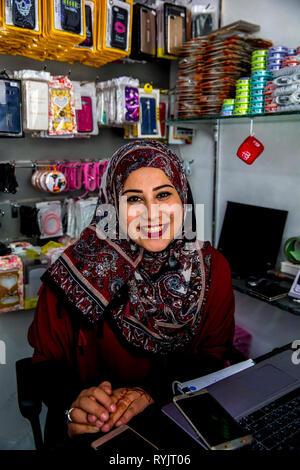 Hanna Elyan et son frère Héreth exécuter une boutique d'accessoires de téléphone mobile dans le camp de réfugiés de Jalazone près de Ramallah, Cisjordanie, Palestine. Elle a emprunté 000 $ 5 Banque D'Images