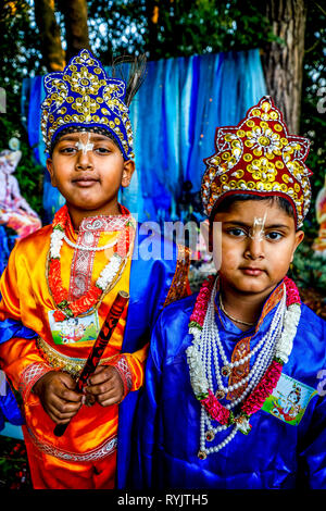 Janmashtami fête hindoue au Bhaktivedanta Manor, Watford, Royaume-Uni Enfants personnifiant des dieux Krishna et Balarama. Banque D'Images