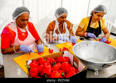 La préparation de l'aliment à Janmashtami fête hindoue, Watford, Royaume-Uni Banque D'Images