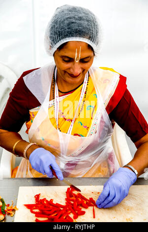 La préparation de l'aliment à Janmashtami fête hindoue, Watford, Royaume-Uni Banque D'Images