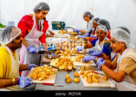 La préparation de l'aliment à Janmashtami fête hindoue, Watford, Royaume-Uni Banque D'Images