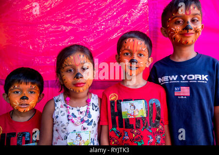 Les enfants avec des visages peints à Janmashtami fête hindoue au Bhaktivedanta Manor, Watford, Royaume-Uni Banque D'Images