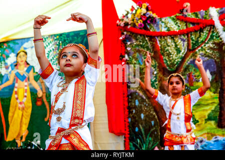 Spectacle de danse traditionnelle à Janmashtami fête hindoue, Bhaktivedanta Manor, Watford, Royaume-Uni Banque D'Images