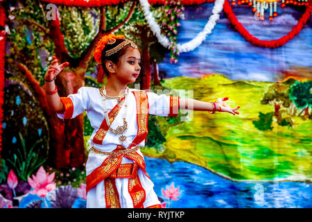 Spectacle de danse traditionnelle à Janmashtami fête hindoue, Bhaktivedanta Manor, Watford, Royaume-Uni Banque D'Images