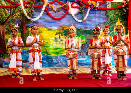 Spectacle de danse traditionnelle à Janmashtami fête hindoue, Bhaktivedanta Manor, Watford, Royaume-Uni Banque D'Images