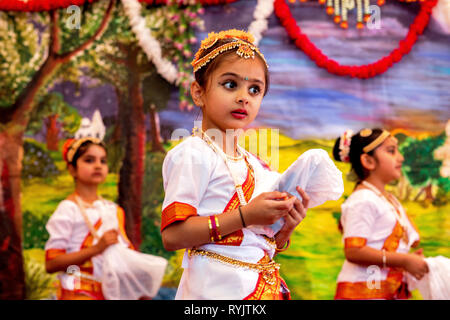 Spectacle de danse traditionnelle à Janmashtami fête hindoue, Bhaktivedanta Manor, Watford, Royaume-Uni Banque D'Images