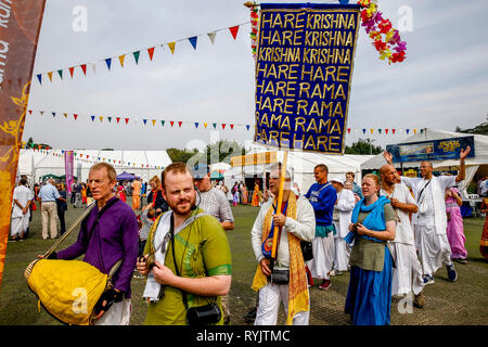 Les dévots effectuant un harinam lors de Janmashtami fête hindoue au Bhaktivedanta Manor, Watford, Royaume-Uni Banque D'Images