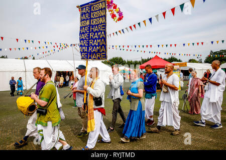 Les dévots effectuant un harinam lors de Janmashtami fête hindoue au Bhaktivedanta Manor, Watford, Royaume-Uni Banque D'Images