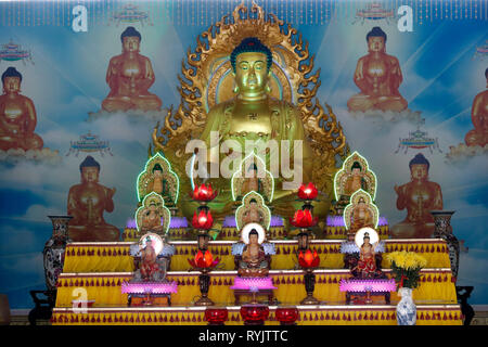 Huynh Dao pagode bouddhiste. Statues de Bouddha sur l'autel principal. Chau Doc. le Vietnam. Banque D'Images