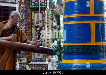 Ho Phap temple bouddhiste. Jeune moine du monastère de cloche qui sonne. Notre annuaire d'entreprises. Le Vietnam. Banque D'Images