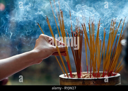 Temple taoïste. La pagode de l'empereur Jade (Chua Phuoc Hai). Encens sur joss stick pot sont en Feu et fumée utiliser pour rendre hommage au Bouddha. Ho Chi Banque D'Images